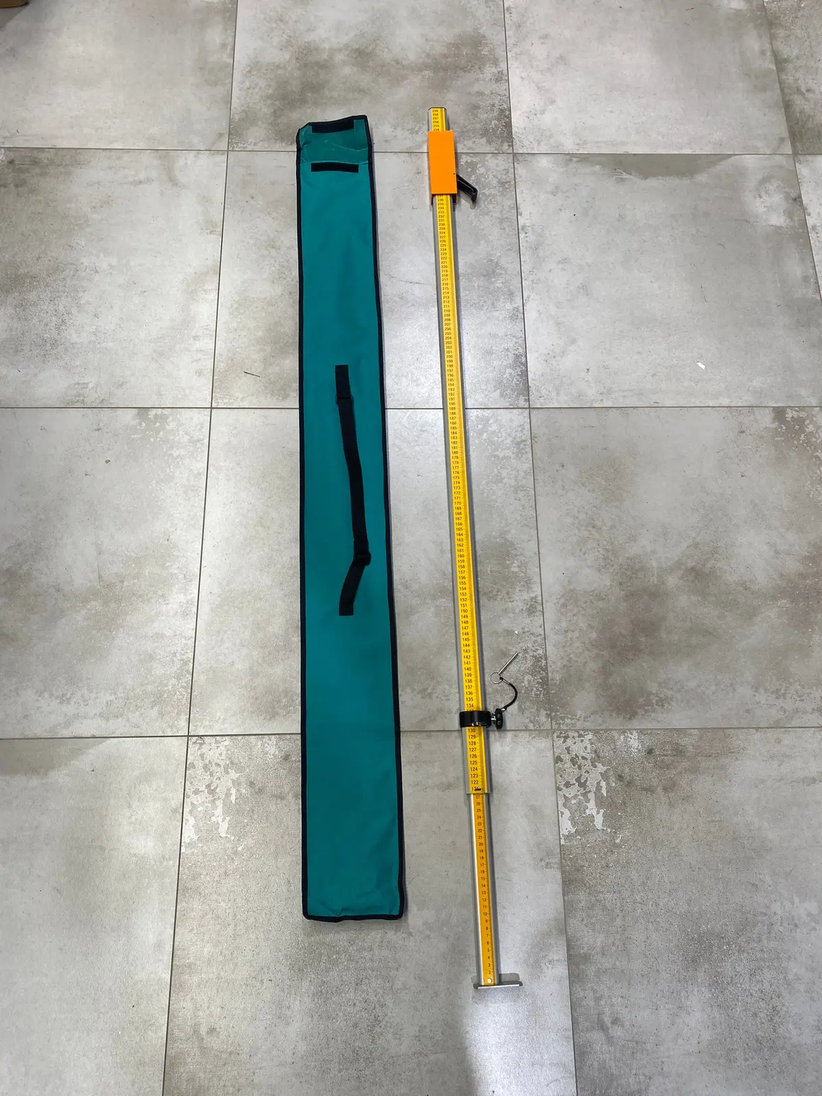 Bear Genno Rod Ii 2.5 Metre Heavy Duty Levelling Staff 1