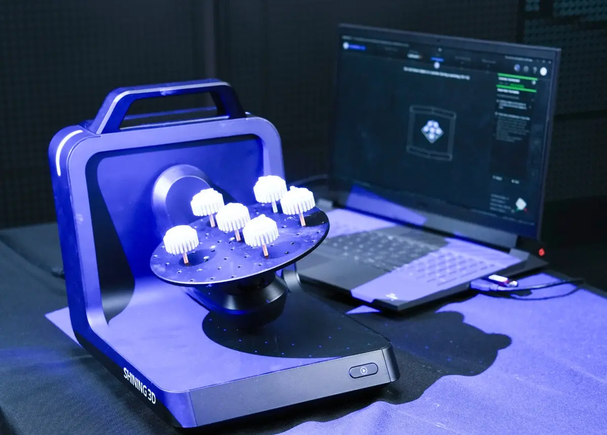 Shining 3D Automatic Dual-Axis Turntable 1